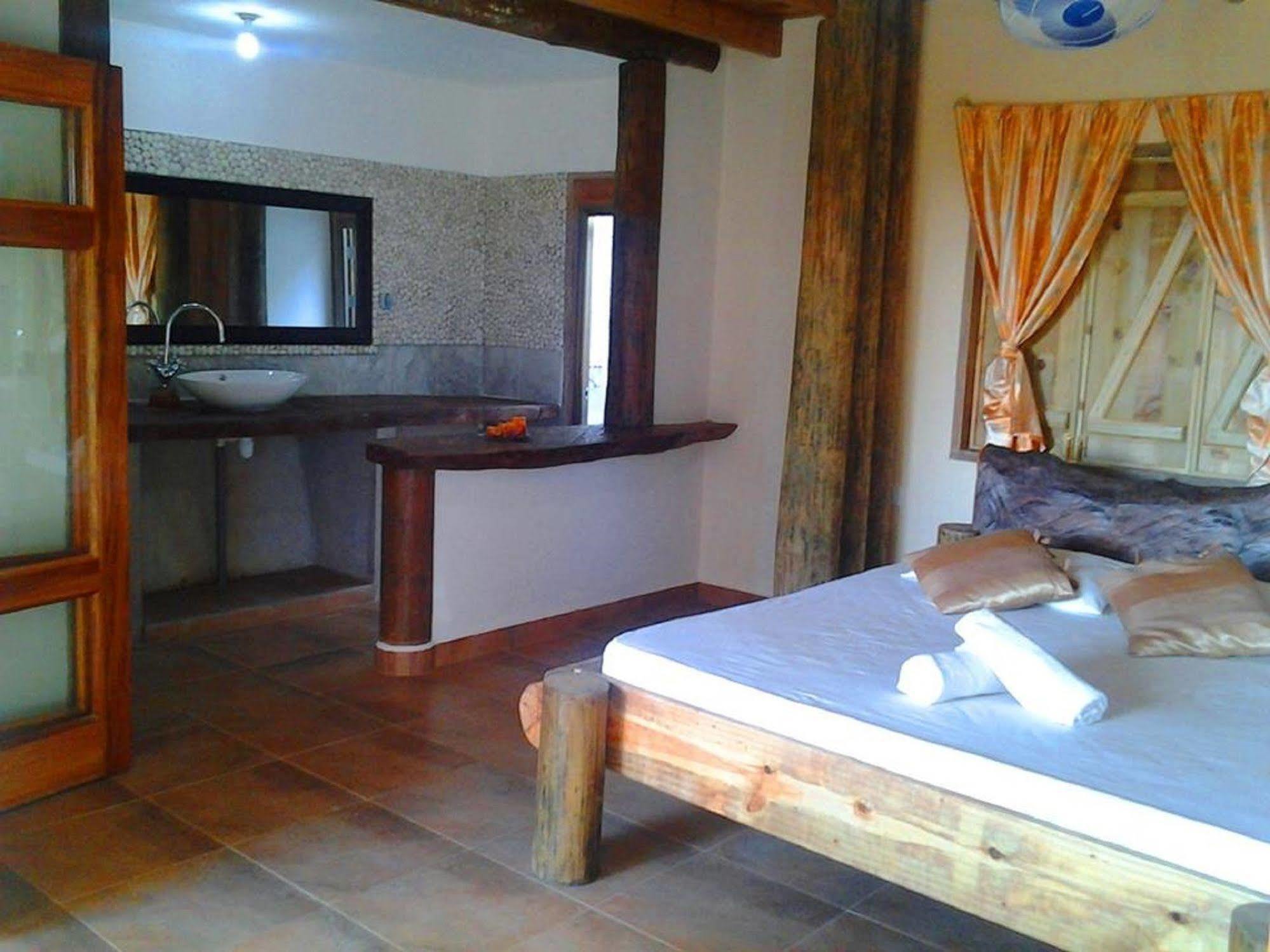 กาซ ลาดูเกอร์ เฮาส์ Bed & Breakfast ลาดิก ภายนอก รูปภาพ