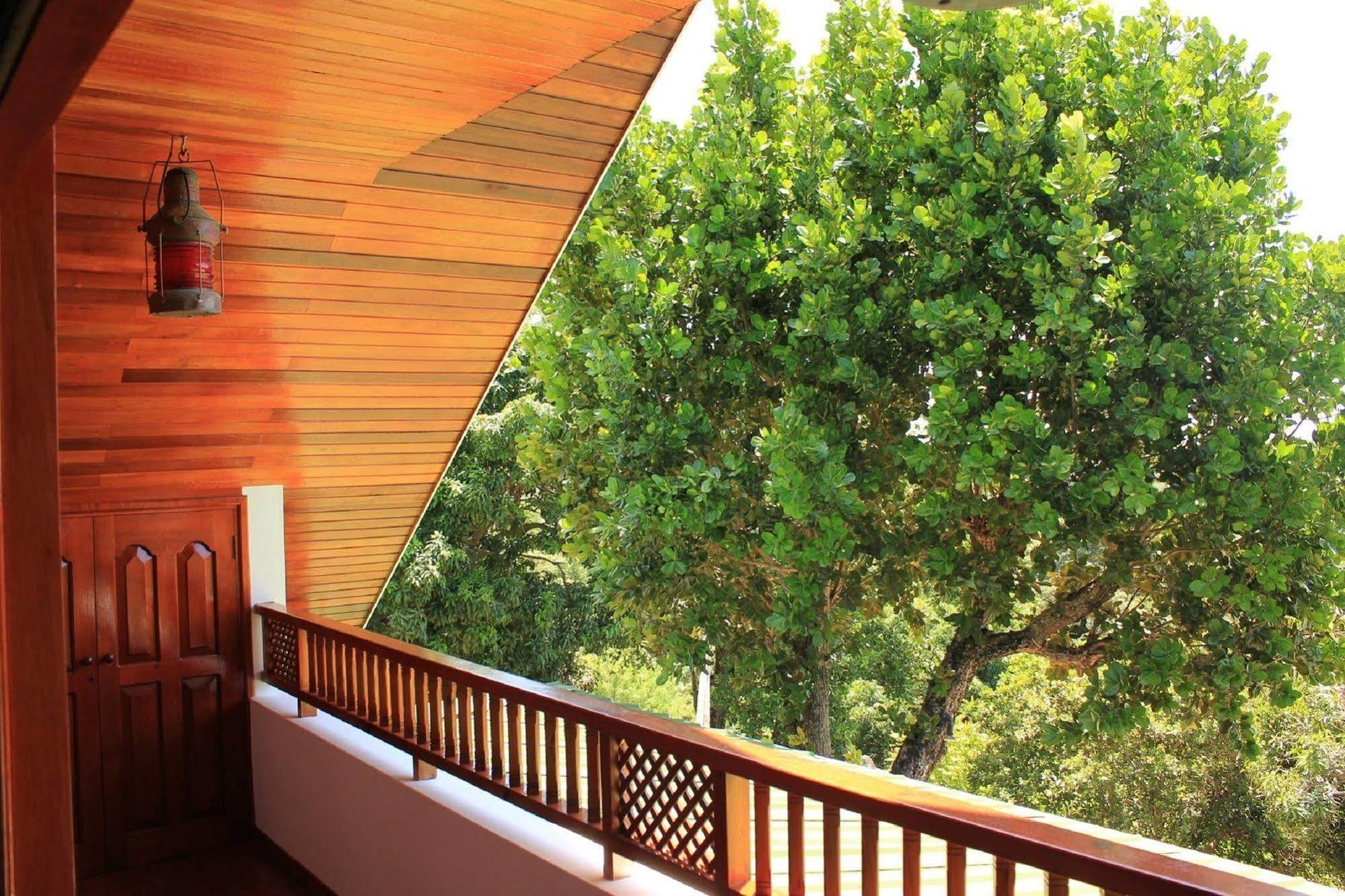 กาซ ลาดูเกอร์ เฮาส์ Bed & Breakfast ลาดิก ภายนอก รูปภาพ